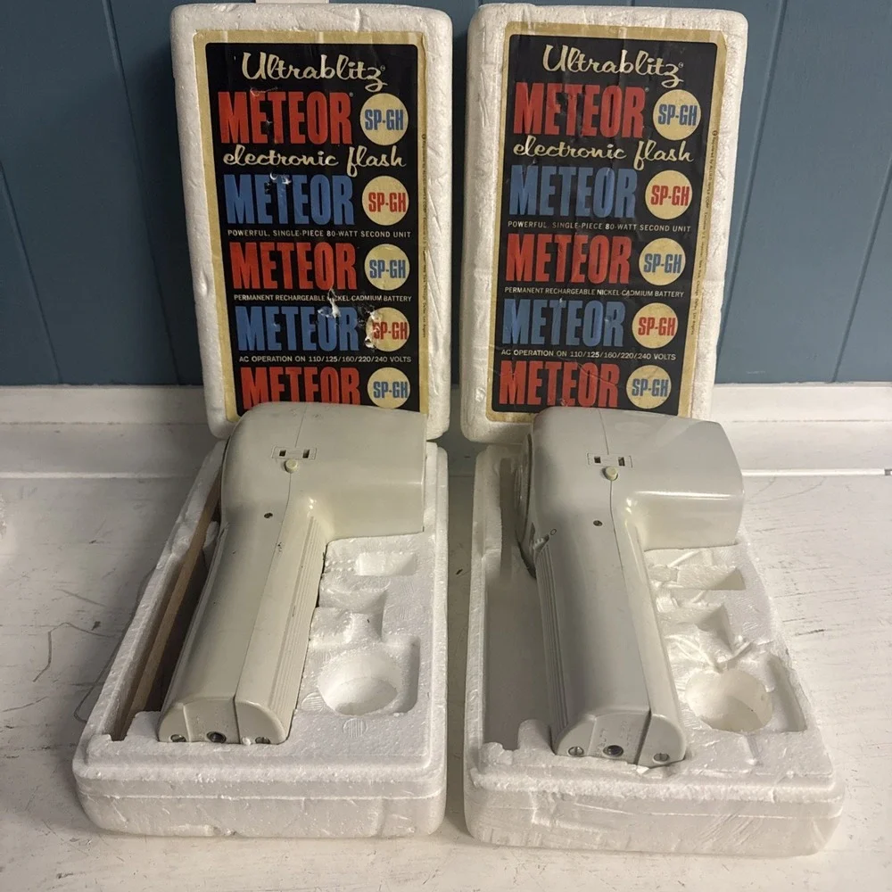 VINTAGE Lot Of 2 Meteor Ultrablitz ELECTRONIC FLASH UNITs Ac Operation 80 Watt‎